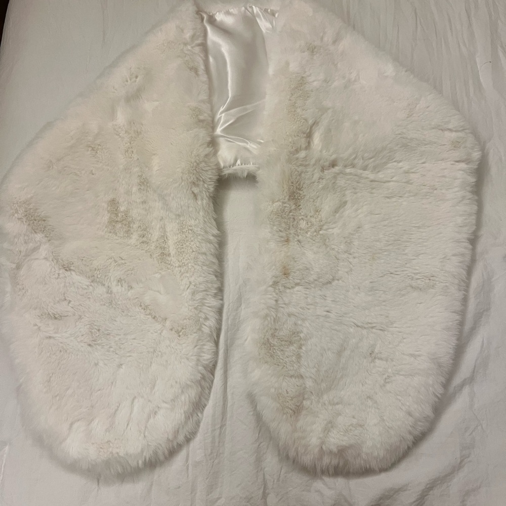 Spirit White Faux Fur Collar with Satin Lining